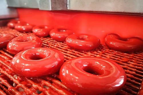Krispy Kreme viste de rojo y blanco su producto más emblemático
