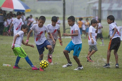 220 niños de 7 comunidades nativas de la Amazonía disfrutan el fútbol en clínica deportiva