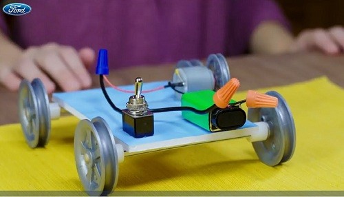 Ford enseña a construir un carrito eléctrico para incentivar la imaginación de los niños