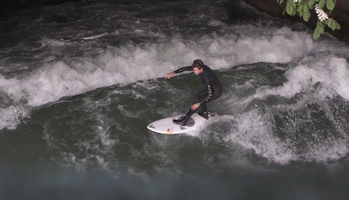 Gabriel Villarán corre olas en Múnich