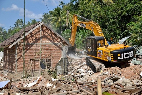 JCB envía máquina y operador para ayudar en el terremoto de la Isla de Lombok, Indonesia JCB envía máquina y operador para ayudar en el terremoto de la Isla de Lombok, Indonesia