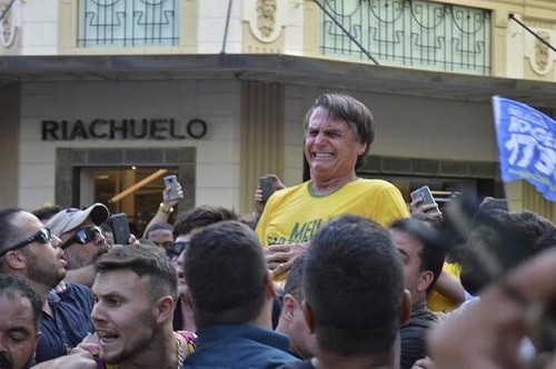 Brasil: Candidato presidencial Jair Bolsonaro apuñalado durante un acto de campaña [VIDEO]