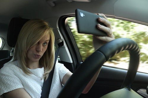 Ford alerta sobre los peligros del uso del celular al volante