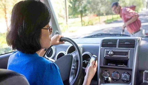 83% de peruanos cree que deberían endurecerse sanciones por uso de celular al volante