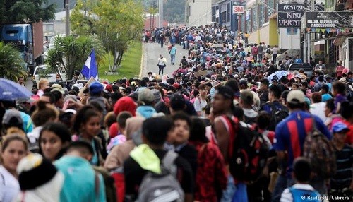Caravana de 3.000 migrantes centroamericanos se prepara para ingresar a México