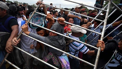 México: miles de migrantes quedaron atrapados cuando la caravana se detuvo en la frontera sur