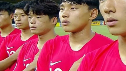 El combinado surcoreano sub-19 de fútbol escucha el himno norcoreano antes del partido ante Jordania
