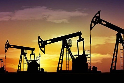 Arabia Saudita y Rusia discuten posibles recortes en la producción de petróleo