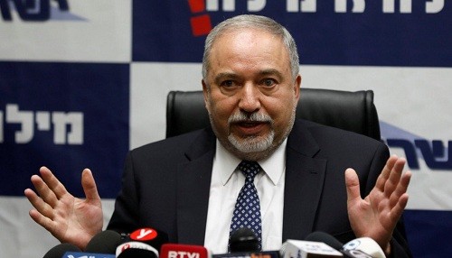 El ministro de Defensa de Israel, Avigdor Lieberman, anuncia su renuncia