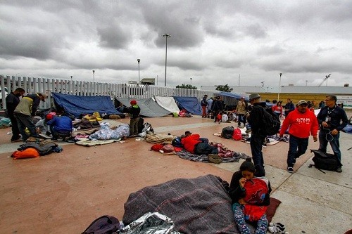 Cientos de miembros de la caravana de migrantes acampan en playa de Tijuana, a unos pasos de la frontera con EE.UU.