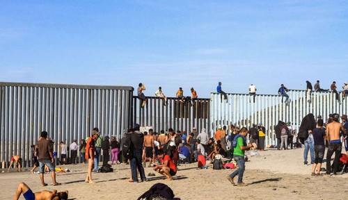 Juez federal prohibe al gobierno de Donald Trump negar asilo a migrantes que crucen de manera ilegal frontera sur de EEUU