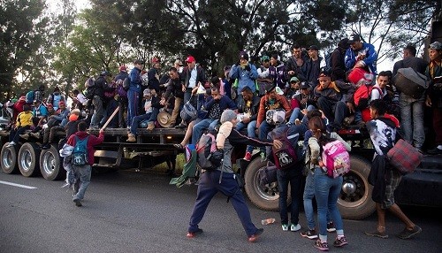 México deportará a miembros de caravanas migrantes después de arrestos en Tijuana