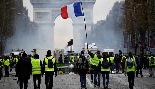 Tras violentas protestas, Francia suspende aumento de impuesto al combustible durante seis meses