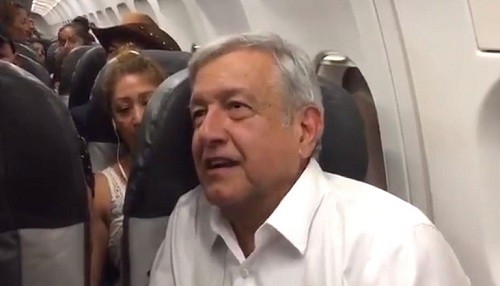 Andrés Manuel López Obrador abordo un vuelo comercial para dirigirse a Veracruz