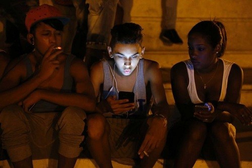 Cuba lanzará acceso a internet en teléfonos móviles