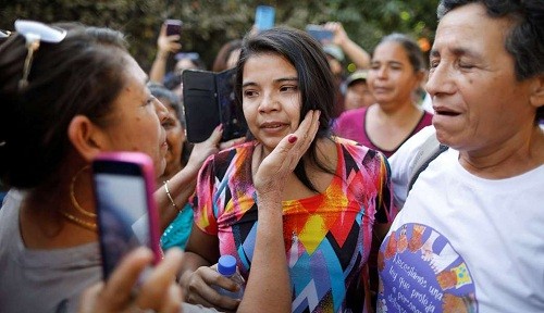 El Salvador: la mujer encarcelada por dar a luz en un inodoro al bebé de su violador ha sido liberada