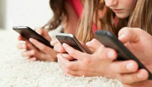 Adolescentes que pasan mucho tiempo en redes sociales tienen más probabilidades de experimentar depresión