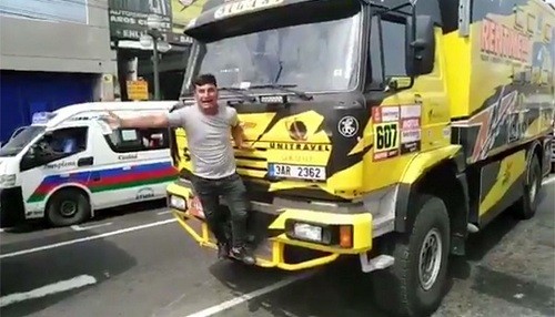 Rally Dakar 2019: un aficionado se sube a un camión para hacerse una foto y le rompe una pieza