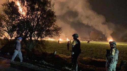 México: número de muertos a causa de la explosión del ducto de Pemex aumenta, son 76.