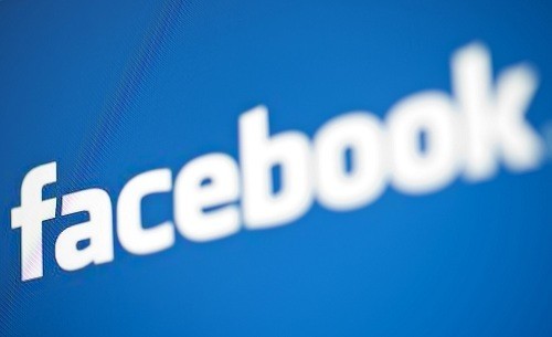 Facebook hará más para abordar los anuncios fraudulentos luego de una demanda por difamación