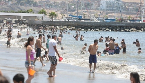 Perú: piscinas y playas contaminadas son los principales lugares de contagio de conjuntivitis
