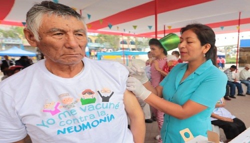 450 adultos mayores fueron vacunados contra la neumonía en Villa El Salvador