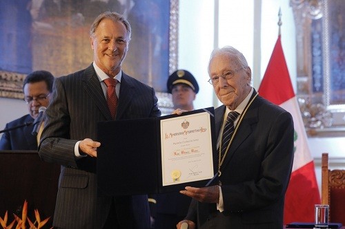 Luis Bedoya recibió la medalla 'Ciudad de Lima'