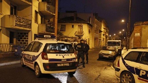 Presunto asesino de Toulouse lleva 24 horas atrincherado