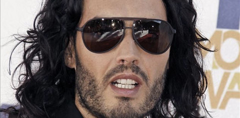 Russell Brand regala 600 dólares a un vagabundo