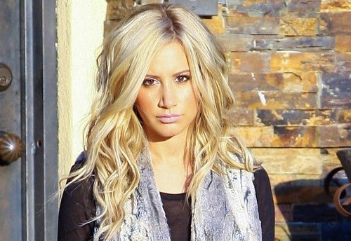 Ashley Tisdale y Robbie Jones cenan juntos