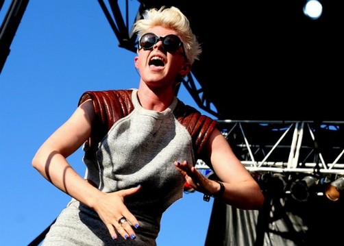 Robyn versiona lo nuevo de Coldplay