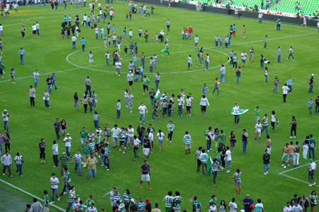 Video: Balacera en estadio mexicano estrena canción