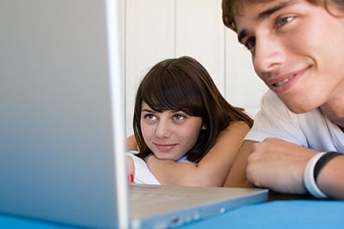 Estudio revela que los jóvenes no podrían vivir sin internet
