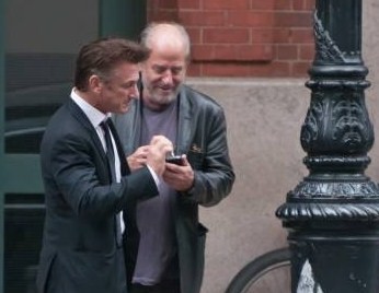 Sean Penn pide cigarrillo en la calle