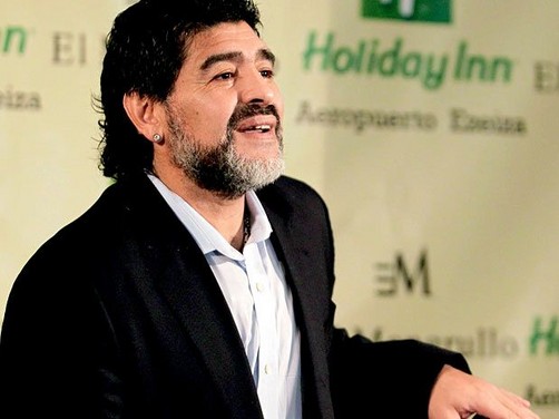 Maradona fue criticado por fumar pipa de agua en Dubai