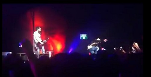 Axl Rose cayó del escenario en México (video)