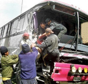 Bus interprovincial se estrella contra frontis de casa