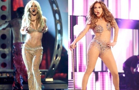 Jennifer López le habría copiado traje sexy a Britney Spears