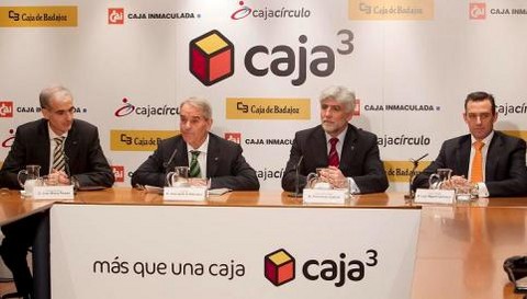 Fitch amenaza a Caja3 por su elevada exposición al sector inmobiliario