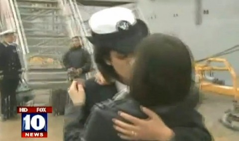 Vea el tradicional 'primer beso' de dos miembros mujeres de la Marina norteamericana