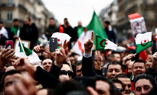 Las protestas de Argelia crecen a medida que aparecen nuevas grietas en el régimen