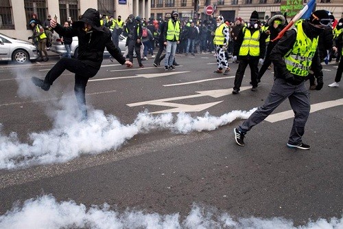 Los chalecos amarillos de Francia se enfrentan a la policía antidisturbios en París