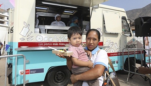 Camión itinerante Food Truck 'Sazón de Hierro' recorre colegios y calles enseñando cómo derrotar a la anemia