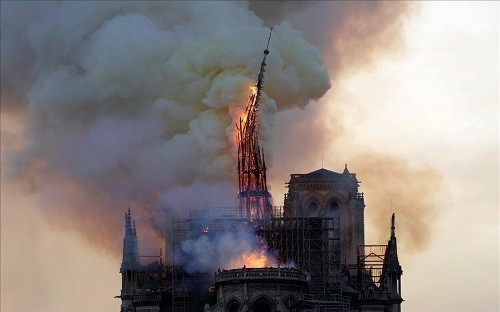 Las autoridades investigan las causas del incendio que arrasó la catedral de Notre Dame