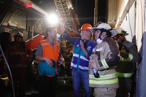 Alcalde Muñoz acudió a zona de incendio en Mesa Redonda tras ayuda desplegada