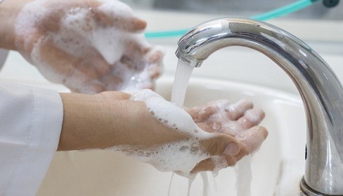 Se promueve la higiene de manos para la seguridad de los pacientes en los establecimientos de salud
