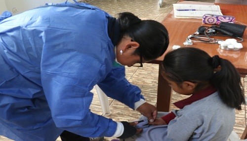 Minsa cumple con toma de muestras por exposición a metales pesados en escolares de Carumas, Moquegua
