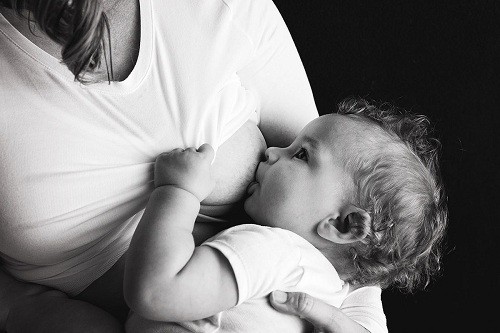 Lactancia materna exclusiva y vacunación completa son claves para lograr niños sanos