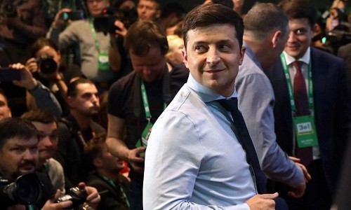 El nuevo presidente de Ucrania toma juramento y disuelve el Parlamento