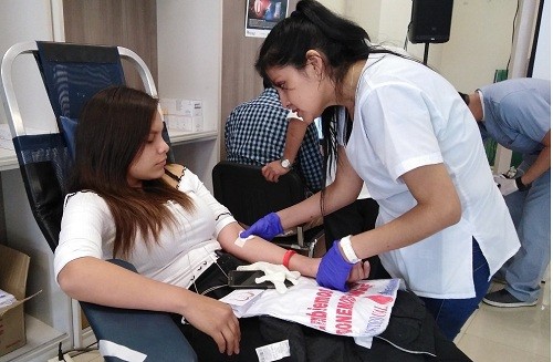 Jóvenes universitarios donan sangre en EsSalud Arequipa